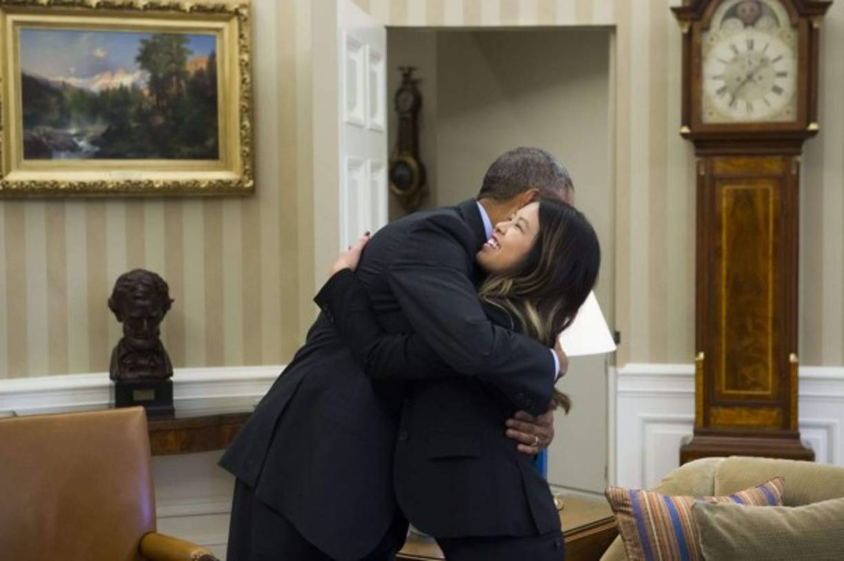 El presidente Obama recibió en la Casa Blanca a la enfermera Nina Pham, recuperada de ébola. Dos personas más superaron la letal enfermedad en EUA.
