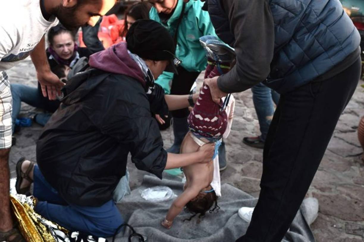 Los menores fueron atendidos en la orilla de la playa, donde una decena de médicos les practicaba primeros auxilios para luego trasladarlos al hospital.