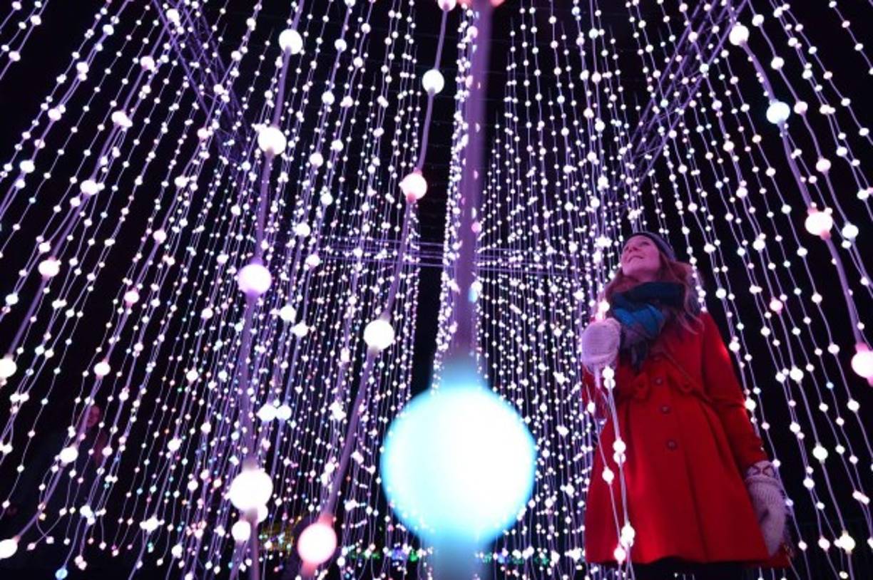 Una mujer posa en el jardín de luces de Londres.