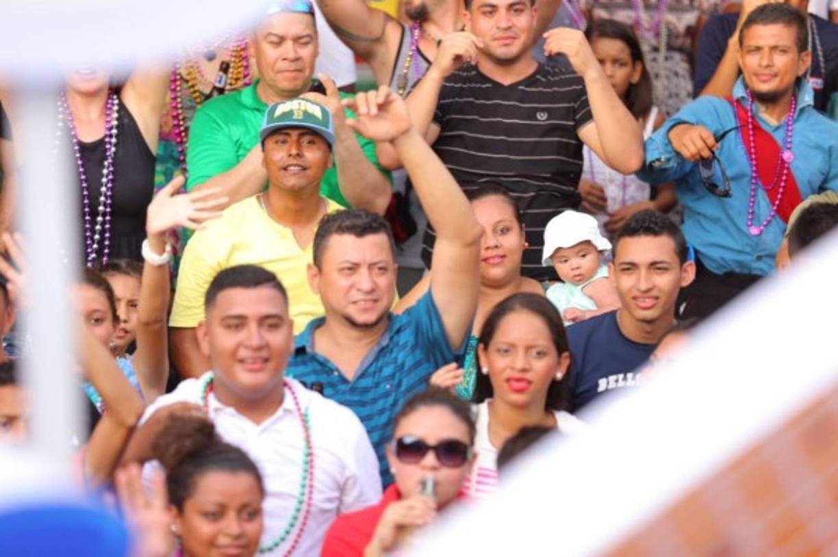 La gente disfruta del ambiente festivo en La Ceiba en el marco del carnaval más colorido de Honduras.