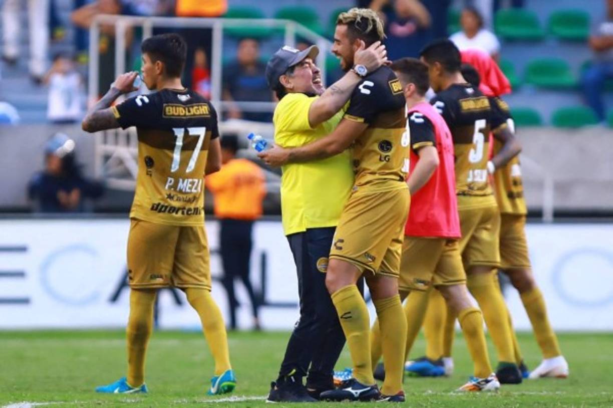 Maradona celebrando con sus jugadores al final del partido.