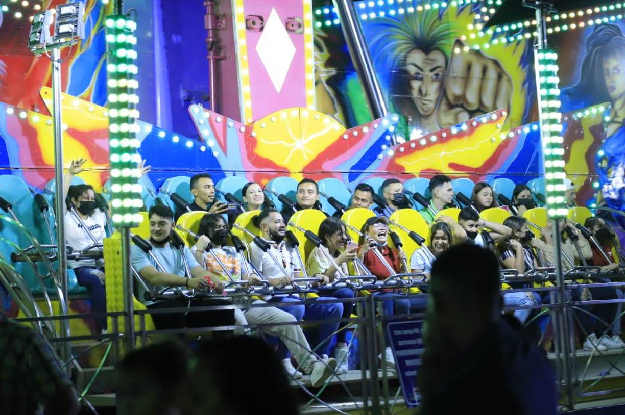 Así disfrutan los sampedranos de los juegos mecánicos en la Feria Juniana