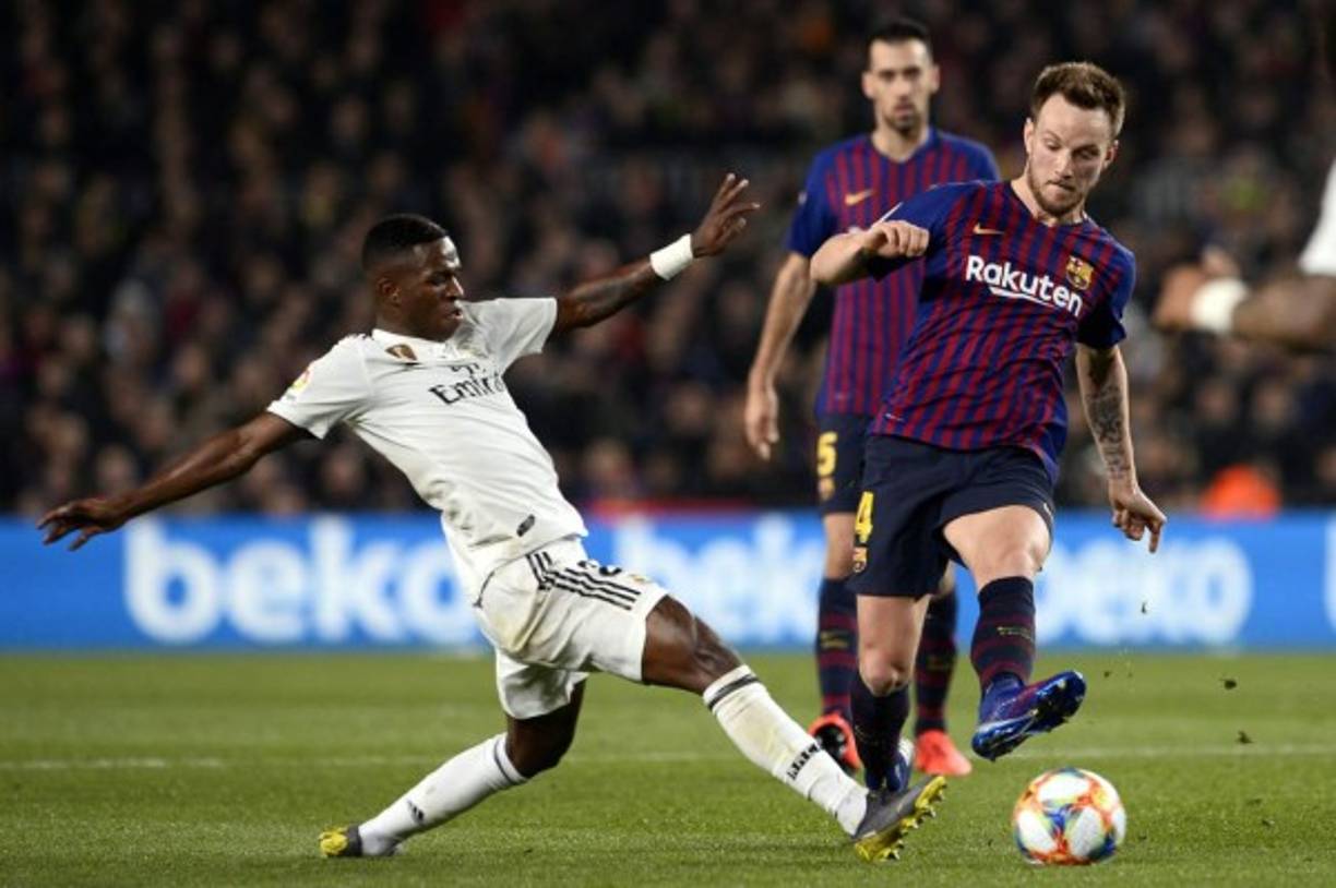 Ivan Rakitic (5): Jugó la primera hora del partido y estuvo desacertado. Incluso llegó a perder algún balón que pudo costar algún gol visitante.