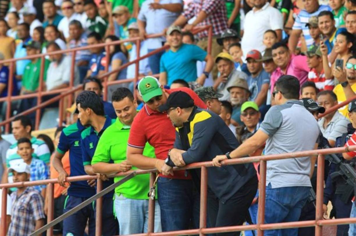 La afición del Juticalpa le pedía al cuerpo técnico del Real España que se sentaran ya que estaban de pie y no que querían perder ninguna incidencia del juego.