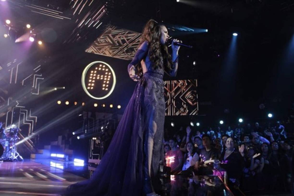 La hondureña llevó un vestido largo transparente con un listón en la cintura luciendo espectacular.