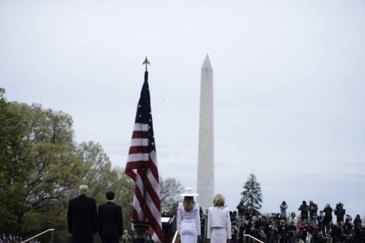 El blanco es uno de los colores favoritos de Melania, que optó por un traje pantalón en ese color para el pasado discurso de la Unión de Trump en un guiño simbólico a la libertad de las mujeres para sufragar.