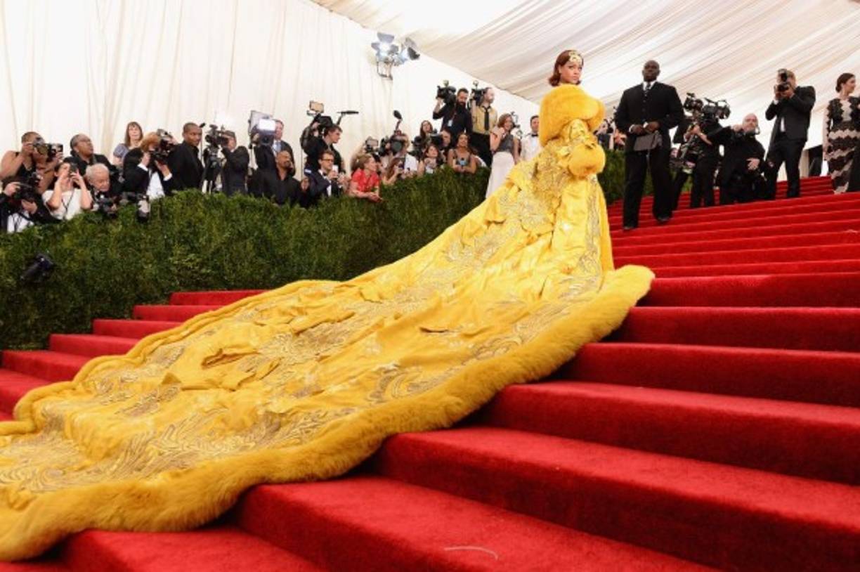 Rihanna fue una de las últimas en llegar y lució un vestido-abrigo de cola que se convirtió como en su propia canción 'Princess of China'.