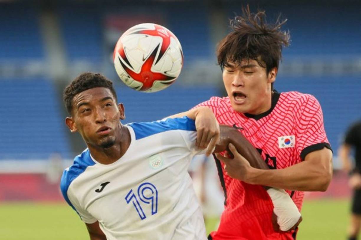 El delantero hondureño Douglas Martínez estuvo en la zona ofensiva de la H y poco o nada aportó. Fue reemplazado en el inicio de la segunda parte.