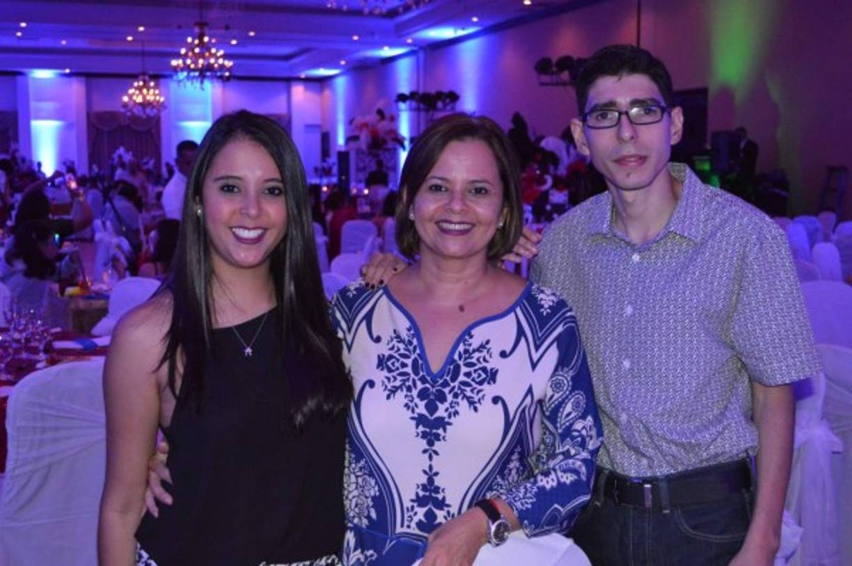 Andrea y Desirée Page con Josué Dubón.