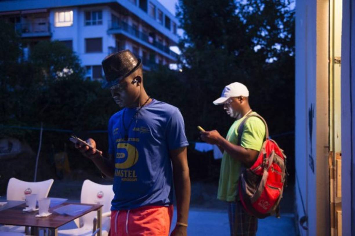 En los últimos días, las comisarías de policía y los centros de acogida improvisados en gimnasios de la provincia de Cádiz han estado llenos. Muchos migrantes se han visto así obligados a dormir en una pequeña embarcación de los guardacostas, o en el muelle del puerto.