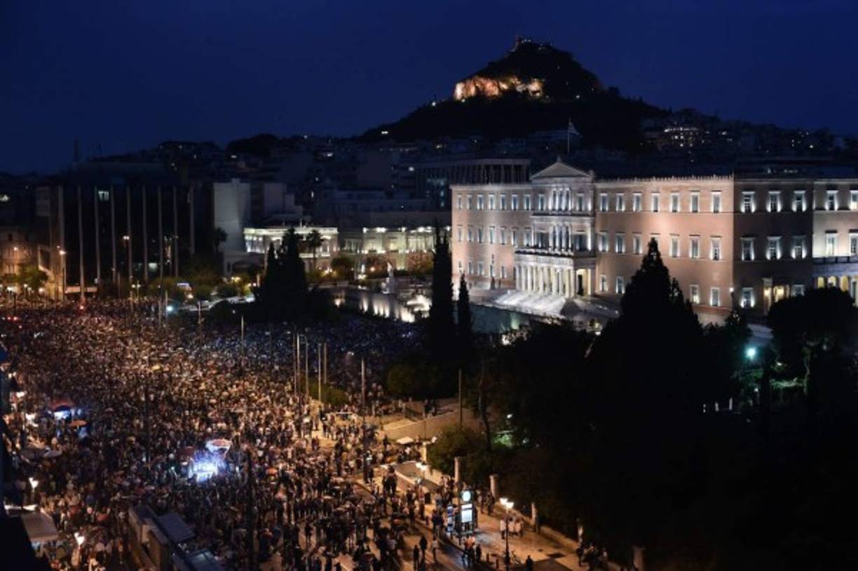 Al menos 20,000 personas se concentraron en Atenas a favor de decir 'Sí' a las exigencias de los acreedores internacionales, en el referéndum que el primer ministro, Alexis Tsipras, convocó para el domingo.