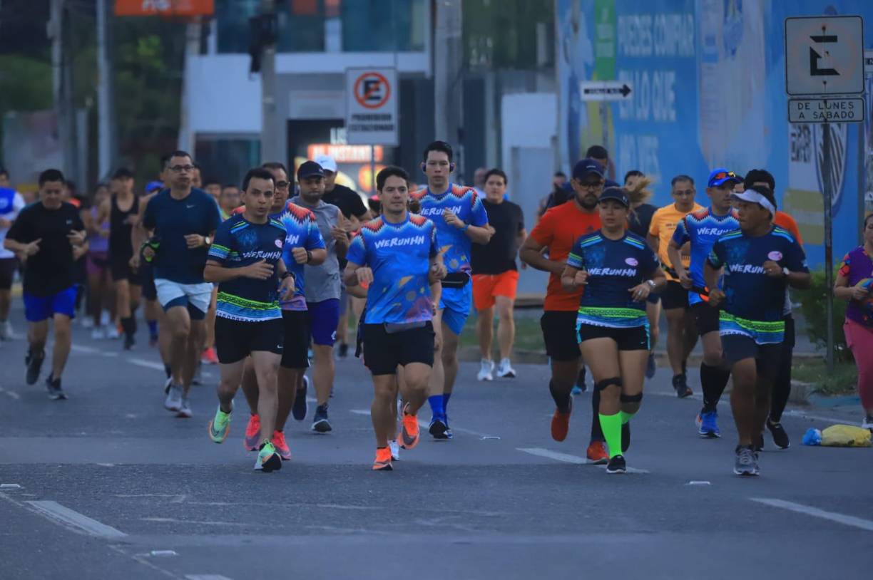 El bootcamp, previo a la Maratón de LA PRENSA, cuenta con la presencia de los elementos de la Policía Nacional, quienes resguardan cada punto del recorrido. Fotografías: La Prensa / Melvin Cubas. 