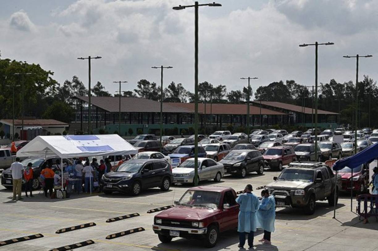 El Campo de Parada Marte es uno de los centroa autorizados por Salud para inocular a la población. Durante horas de la tarde se informó que no hay más vacunas. El centro deberá ser abastecido para continuar este jueves el proceso de inmunización.