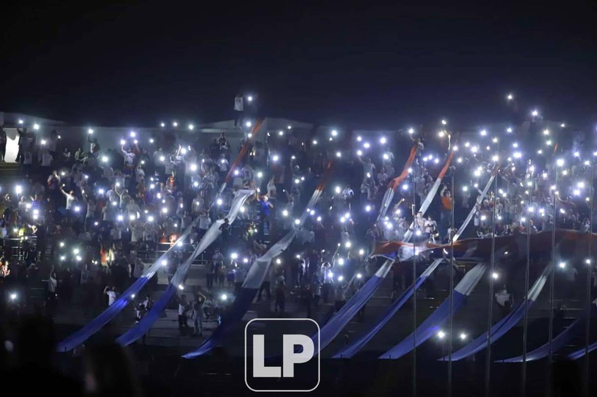 Aprovechando la oscuridad, los aficionados del Olimpia sacaron sus celulares para iluminar las gradas del Olímpico.