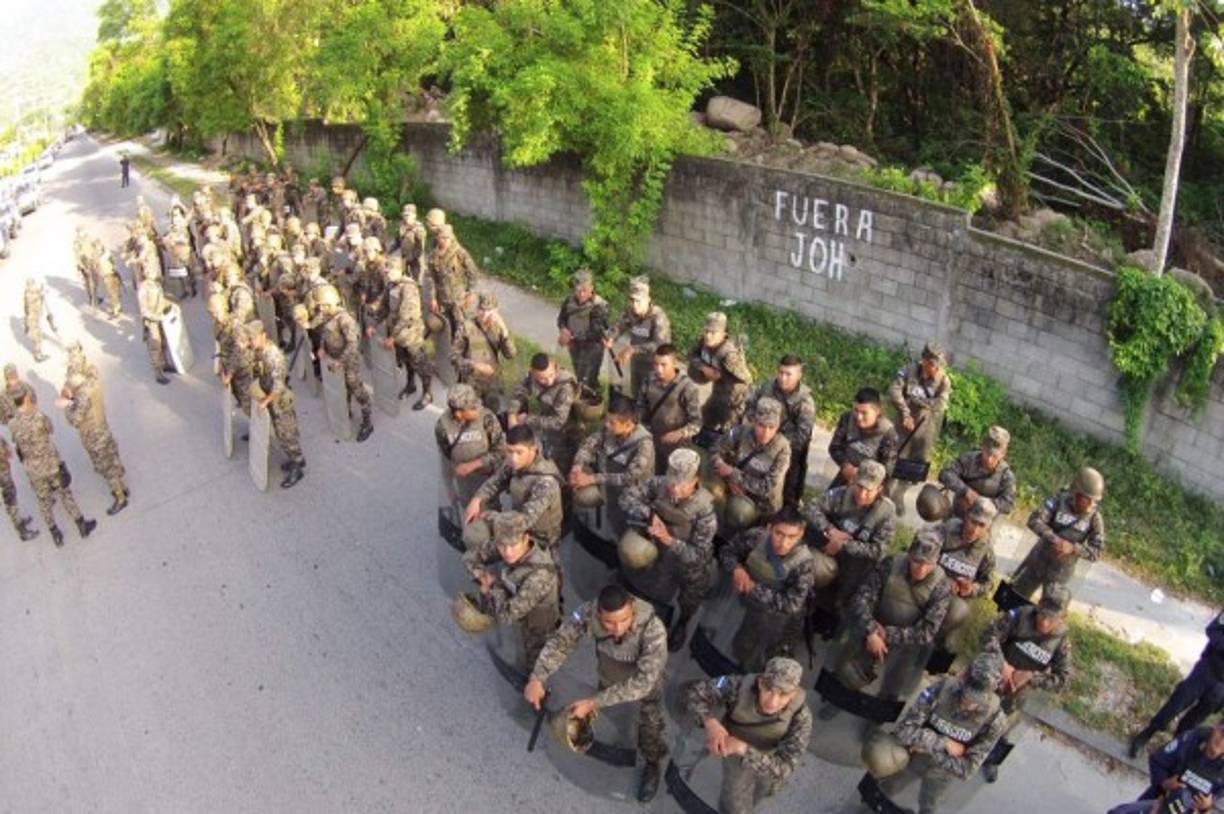 Según los estudiantes más de 500 militares y policías llegaron acompañados de una jueza para ejecutar el desalojo.