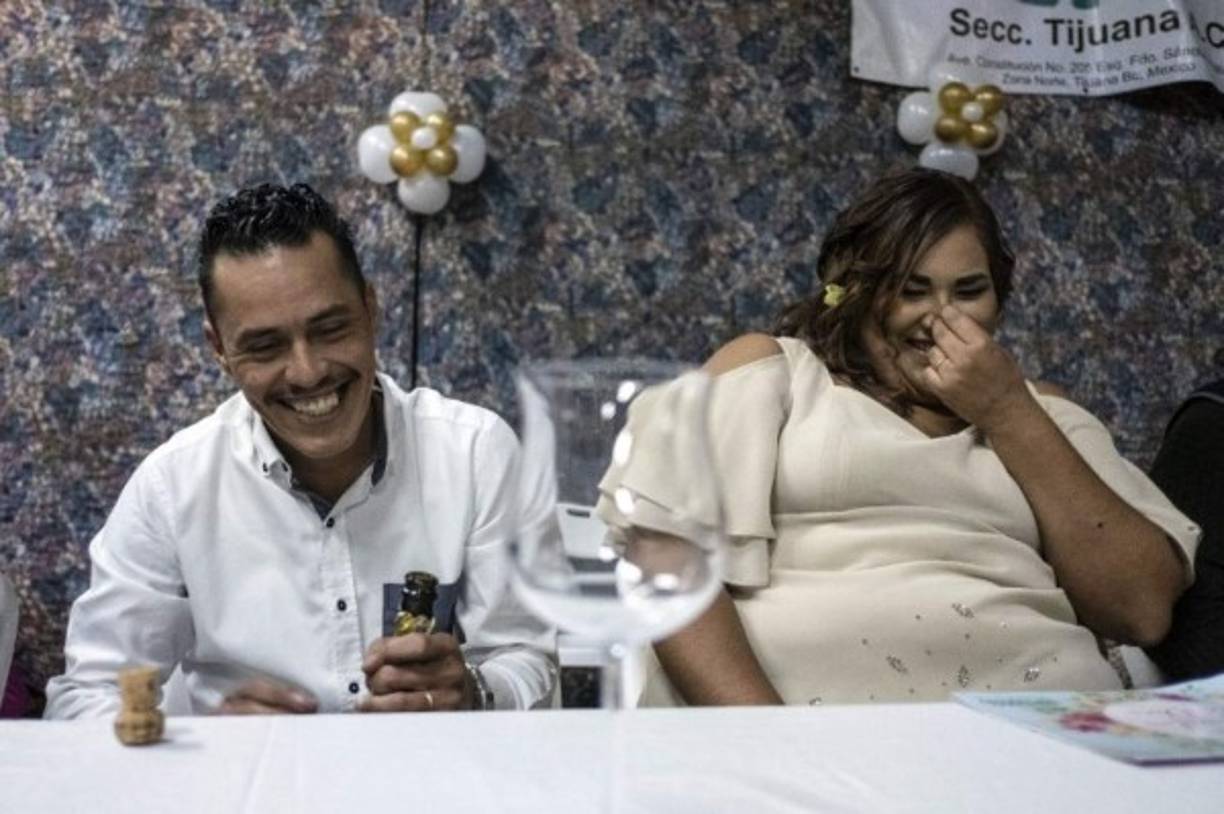 Los esposos recibieron la bendición de un pastor y fueron acompañados por varios amigos migrantes.