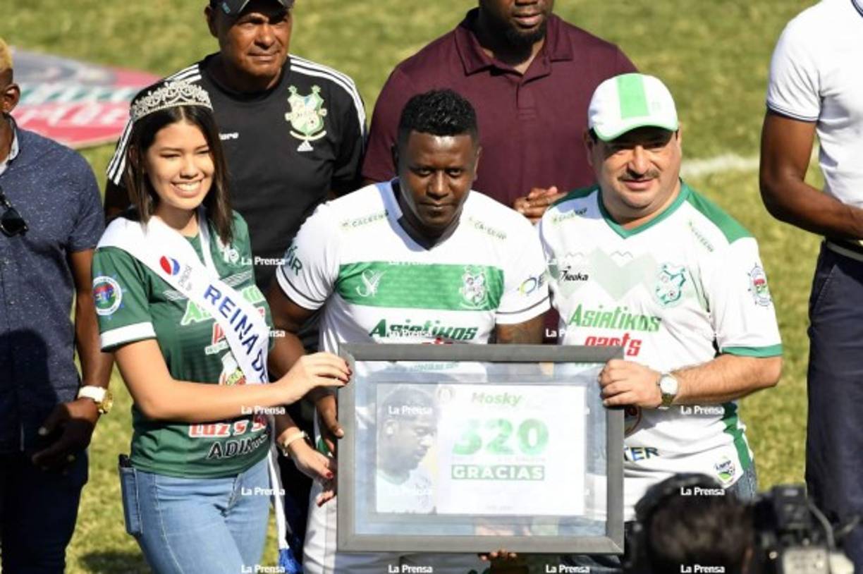 Edgard Álvarez recibió muchos homenajes. En la imagen posa con el alcalde de Puerto Cortés, Allan Ramos, y la Reina del club escualo.