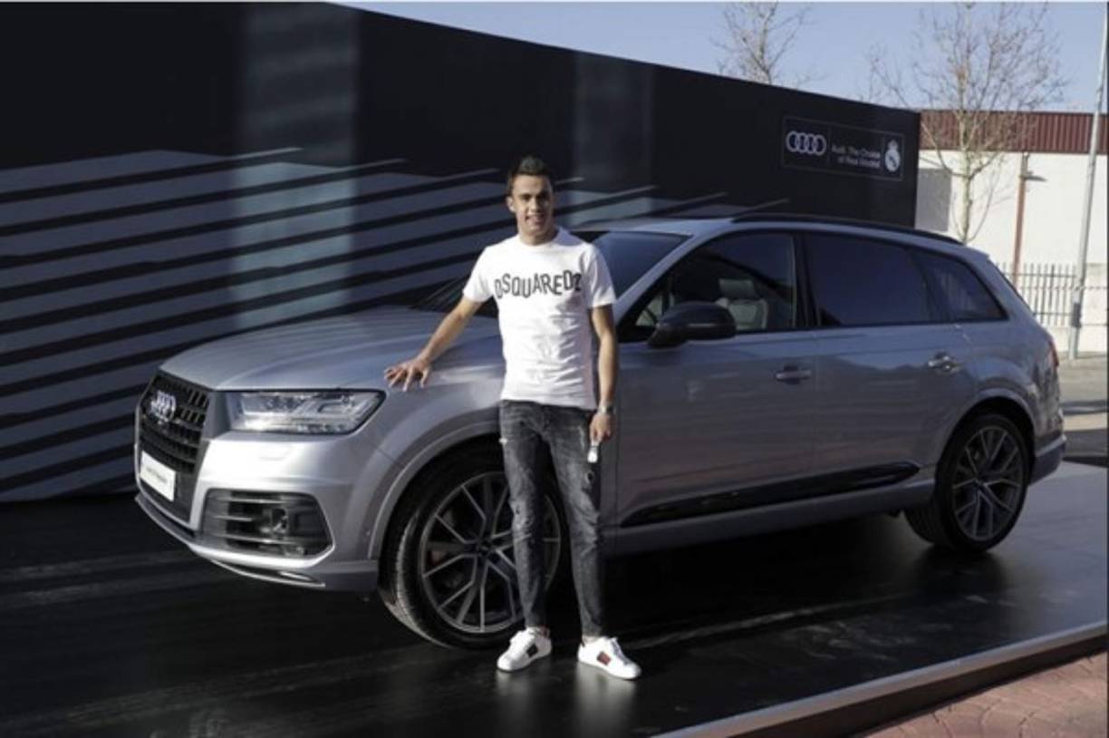 Sergio Reguilón eligió el modelo Q7 50 TDI quattro tiptronic en color plata florete con un precio de 74110 euros.