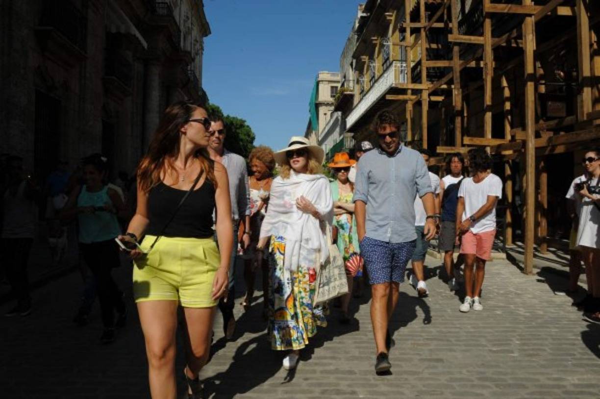 Envuelta en un gran chal blanco conjuntado con un largo vestido estampado y tocada con un sombrero de paja y gafas de sol, la 'ambición rubia' logró esquivar a la prensa y paseó por las calles del casco histórico habanero, aunque dada la comitiva de amigos y seguridad que la rodeaba, no logró pasar desapercibida.