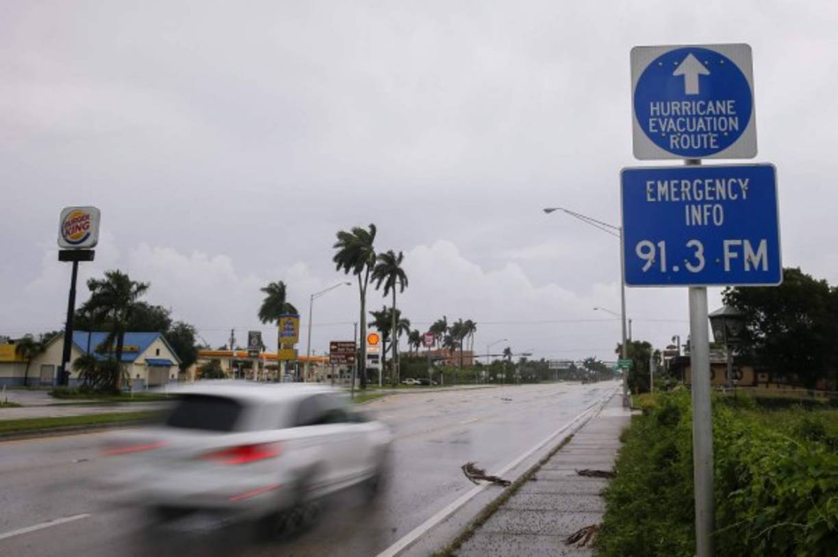 A Florida han llegado ya las bandas exteriores de Irma, que tiene un ancho de unos 500 kilómetros. De esta forma, ya se sienten los efectos del ciclón.