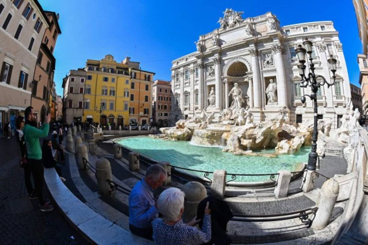 Los 60 millones de italianos obligados a un largo e inédito aislamiento cuentan con un verdadero manual para la vida diaria en el que se recomienda abandonar la vida social, pero sí se permite correr en solitario o sacar a pasear al perro.<br/><br/>El Primer ministro italiano Giuseppe Conte anunció el cierre de todos los comercios del país, excepto los de los sectores de alimentación y salud.<br/>