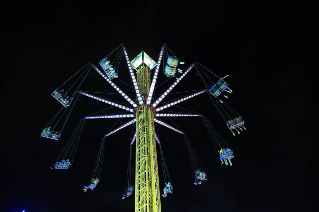 Así disfrutan los sampedranos de los juegos mecánicos en la Feria Juniana