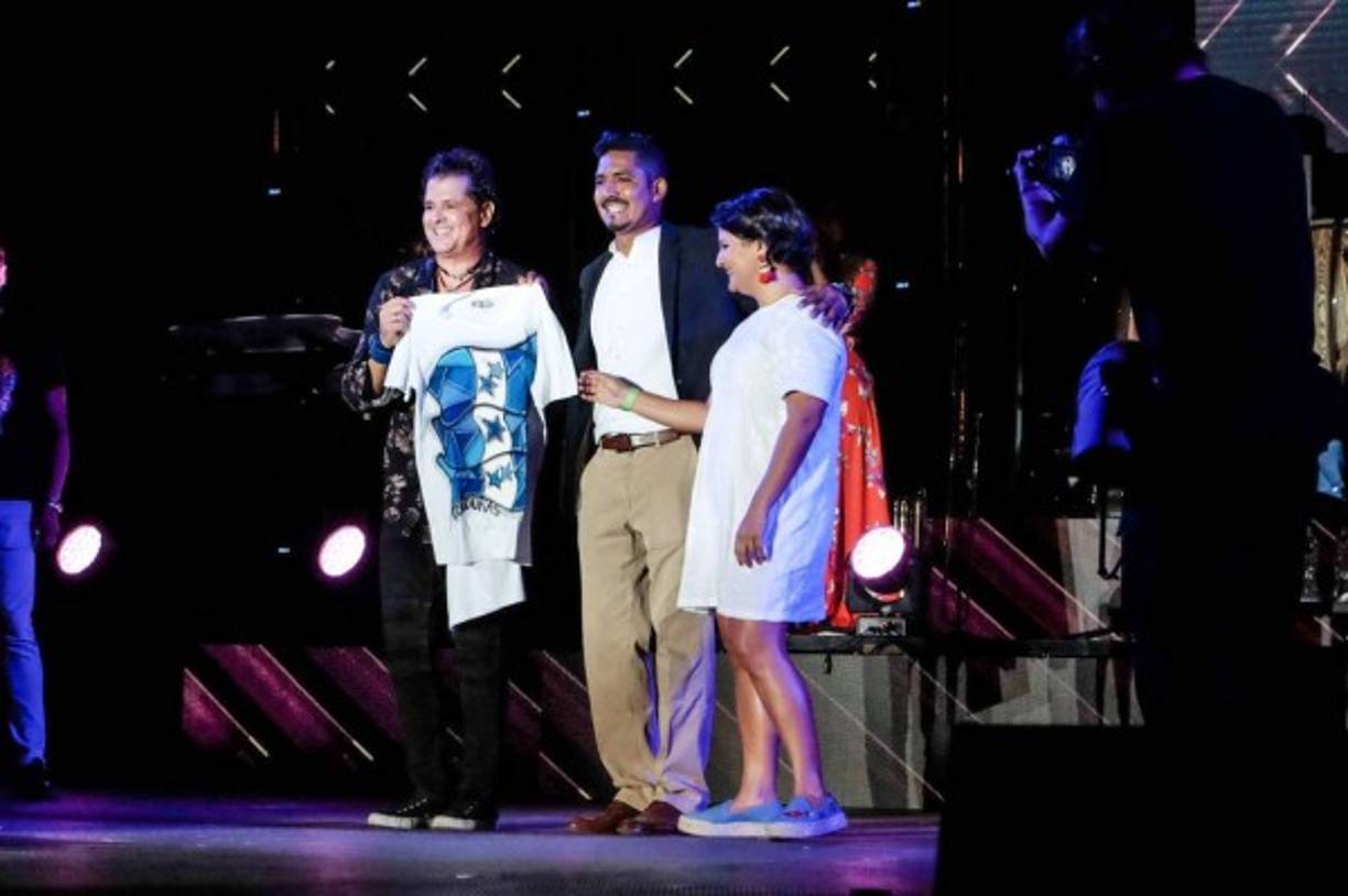 'Gracias a Dios logré comunicarme con el mánager de Carlos y con él organizamos el momento, fue un mes de preparación con unas amigas y los papás de Stephanie', reveló.<br/><br/>'Le dije que había conseguido unos pases para subir al escenario y así regalarle unas camisas a Carlos Vives, ella se lo creyó y estaba muy entusiasmada por entregarle ese detalle', indicó Allan.<br/><br/>Después de la romántica propuesta, Stephanie le obsequió una camiseta pintada a mano a Carlos Vives. El artista colombiano abrazó a los futuros esposos y quienes lloraron de la emoción.<br/><br/>