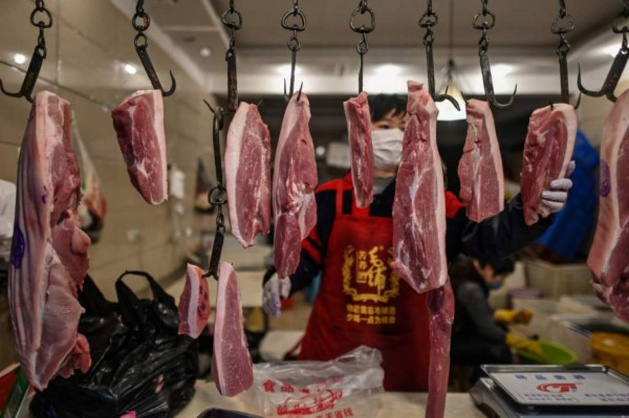 Cerrados durante la larga cuarentena que selló a Wuhan (centro) hasta el 8 de abril, los mercados de la ciudad ahora luchan por la supervivencia ya que los clientes no han regresado rápidamente.