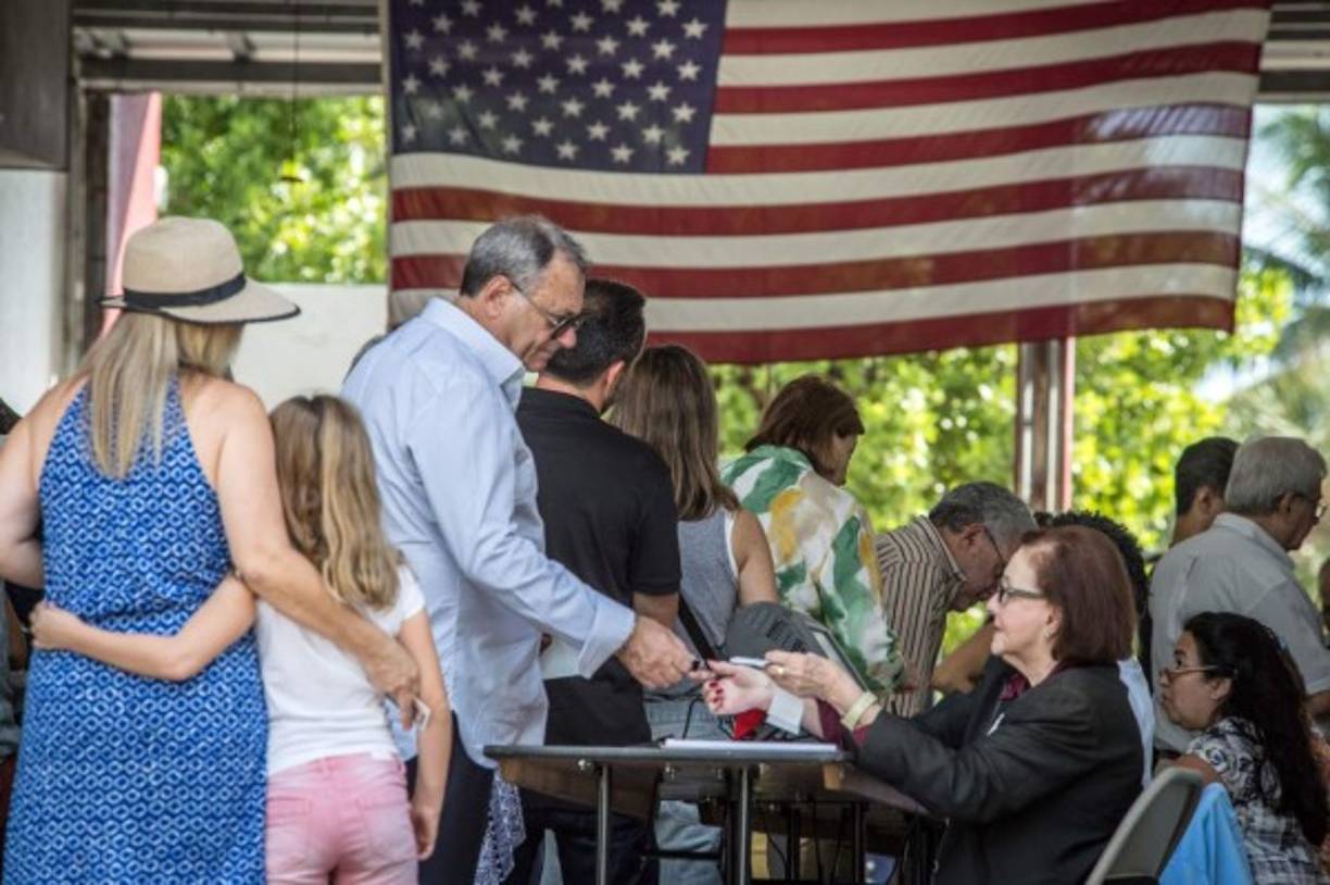 Largas colas de personas esperaban en los distintos centros de votación a lo largo de Estados Unidos sufragar en unos comicios decisivos para el presidente estadounidense, Donald Trump.