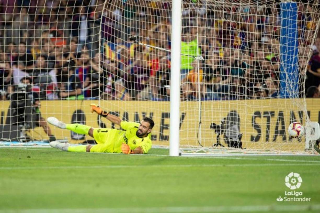 El portero del Alavés, Fernando Pacheco, no pudo detener el tiro libre de Messi.