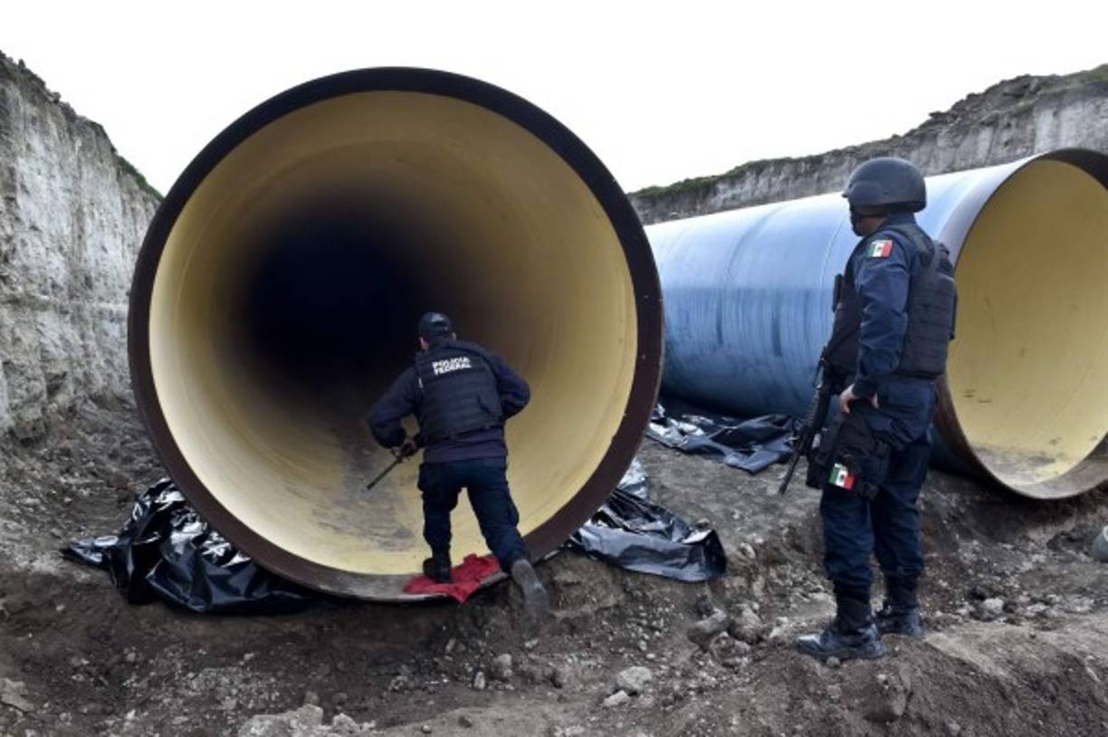 La policía monta guardia cerca de un oleoducto en construcción de los alrededores de la prisión Altiplano en Almoloya de Juárez, México.