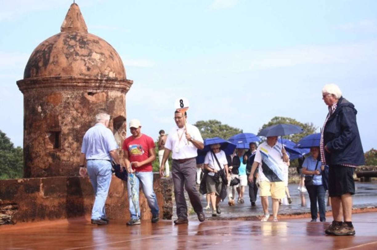 Los turistas fueron orientados por los guías del castillo de San Fernando de Omoa sobre la historia de la fortaleza.