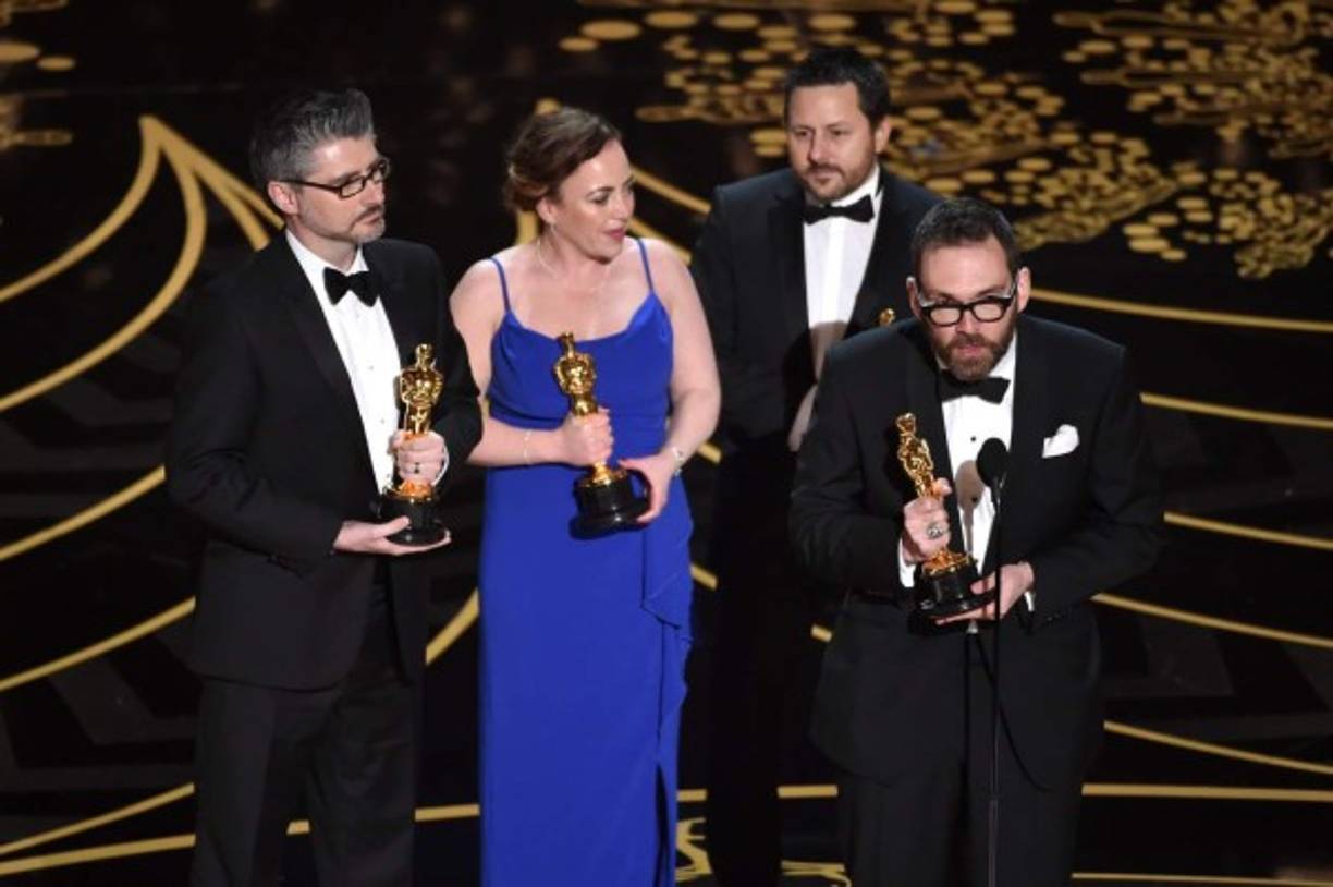 Mark Williams Ardington, Sara Bennett, Paul Norris y Andrew Whitehurst aceptan el premio como Mejores Efectos Visuales por la película 'Ex Machina'.
