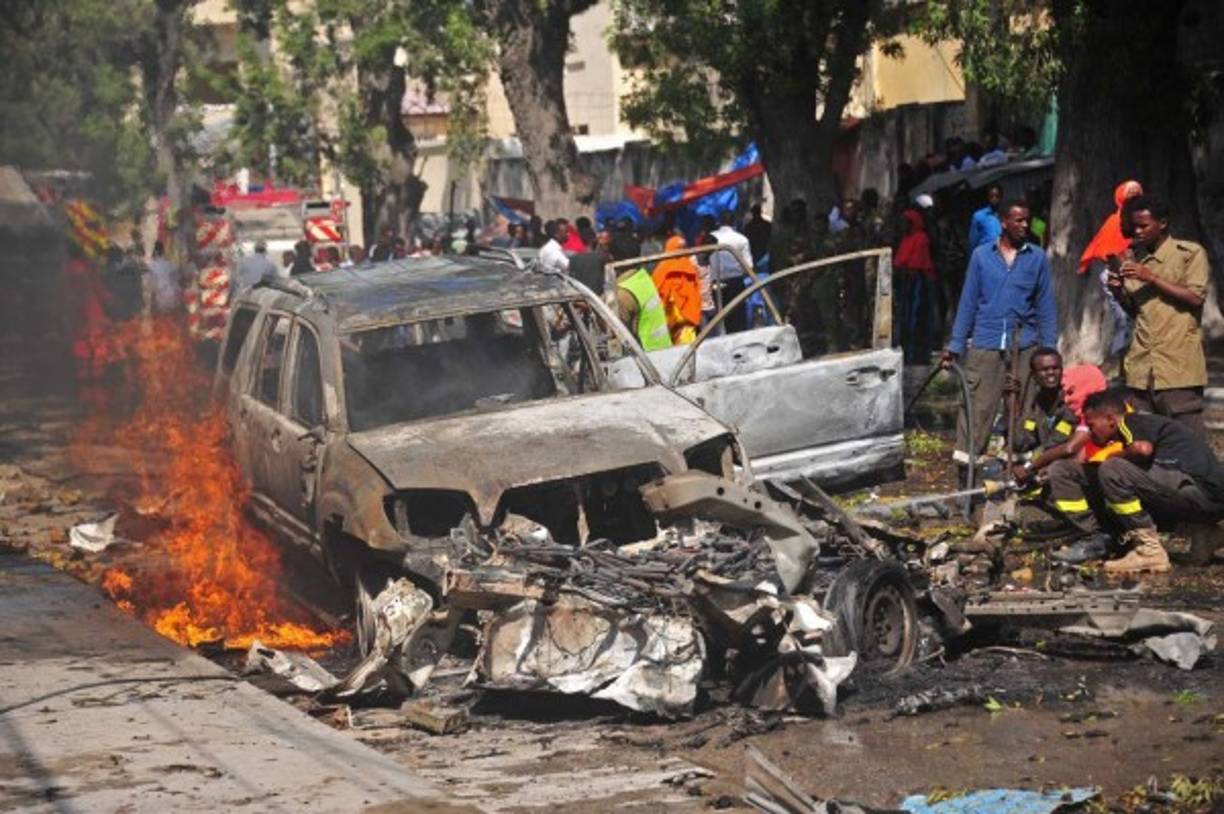 SOMALIA. Atentado suicida. Bomberos apagan el fuego de un auto bomba que dejó al menos dos muertos y cinco heridos en Mogadiscio. Foto: AFP/Mohamed Abdiwahab