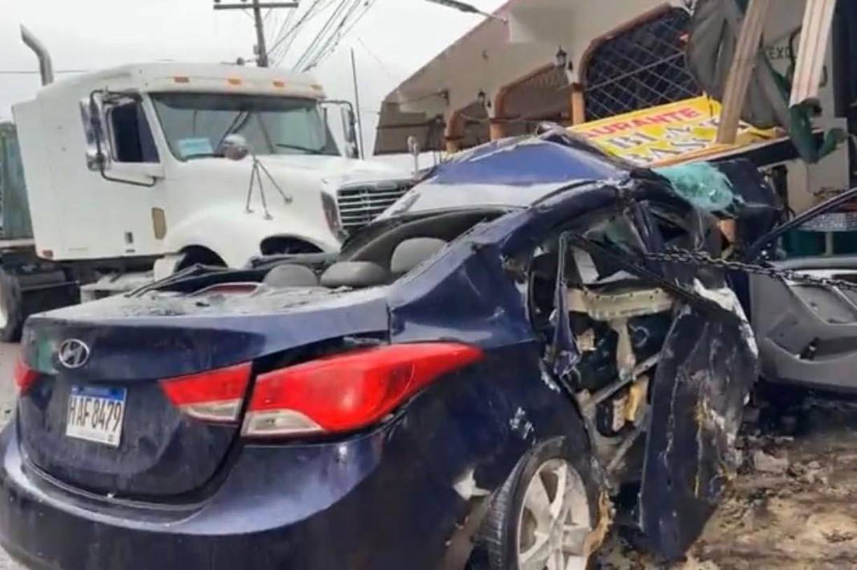 El vehículo liviano impactó frontalmente con una rastra. 