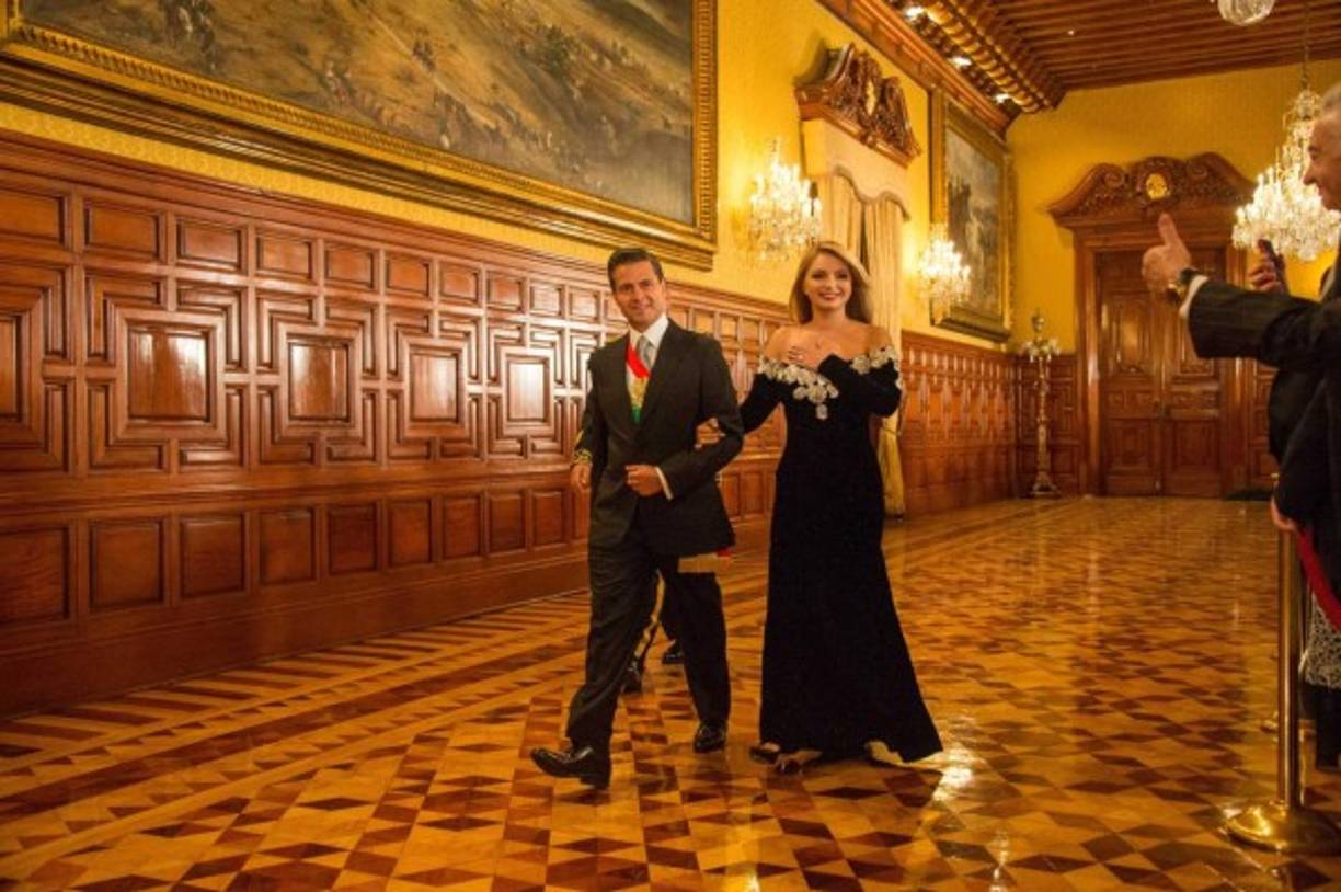 El presidente mexicano, Enrique Peña Nieto, lanzó el tradicional grito para conmemorar los 207 años del inicio de la gesta independentista el pasado viernes 15 de septiembre en México, acompañado por su esposa, la exactriz Angélica Rivera.