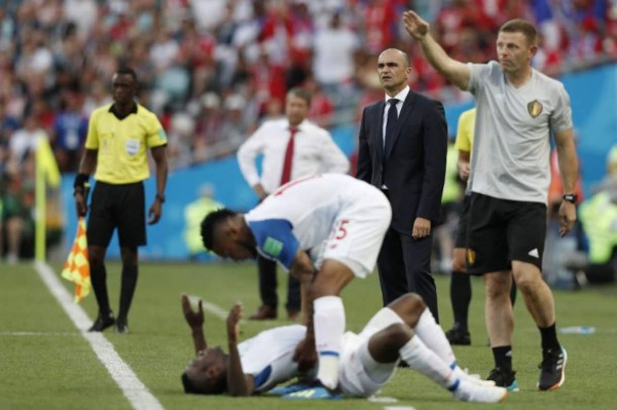 Roberto Martínez, entrenador de Bélgica, observa el juego, mientras un jugador panameño es auxiliado por un compañero.