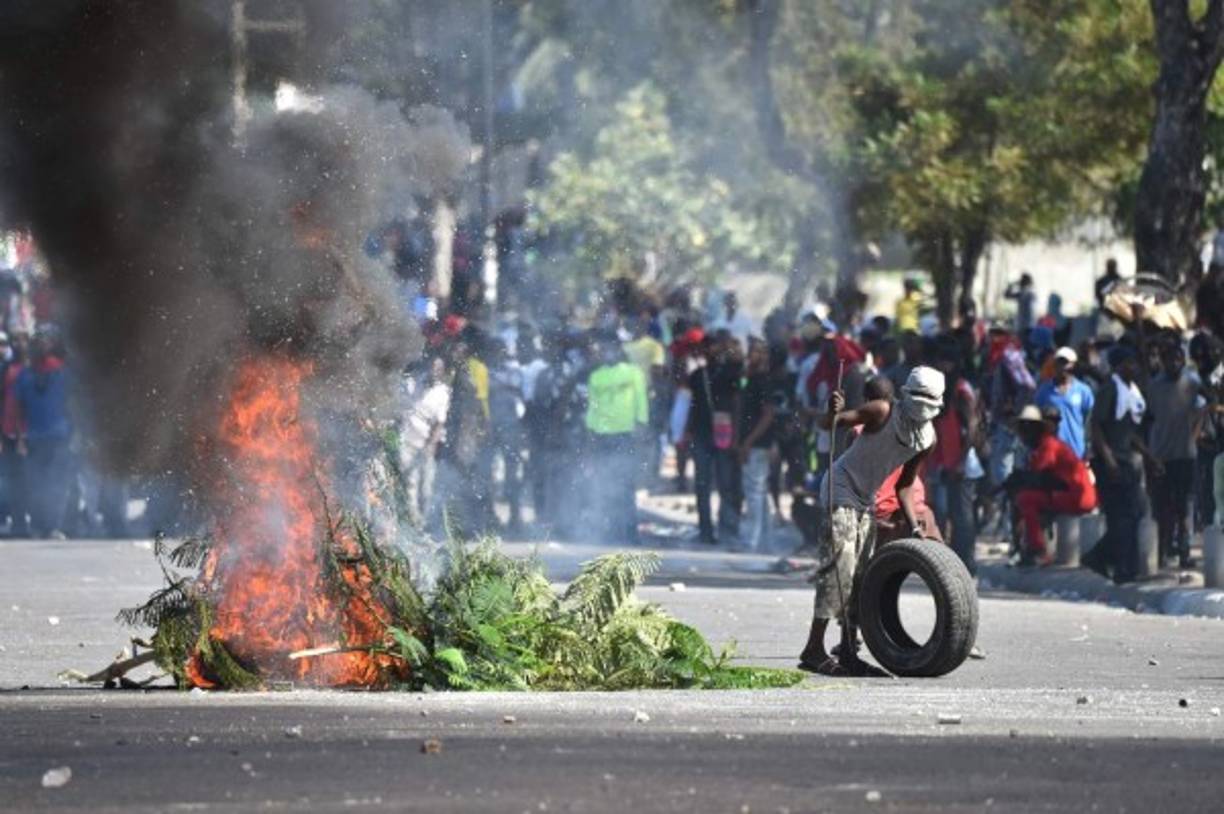 Antecedente 2018<br/><br/>En julio de 2018, los haitianos salieron a las calles para protestar contra el aumento en los precios de la gasolina y el kerosene. Una medida acordada en febrero entre el Gobierno y el Fondo Monetario Internacional (FMI).<br/><br/>La situación provocó la renuncia del entonces primer ministro Jack Guy Lafontant. <br/><br/>En agosto el presidente Jovenel Moise designó al notario y excandidato presidencial Jean-Henry Céant como reemplazo.