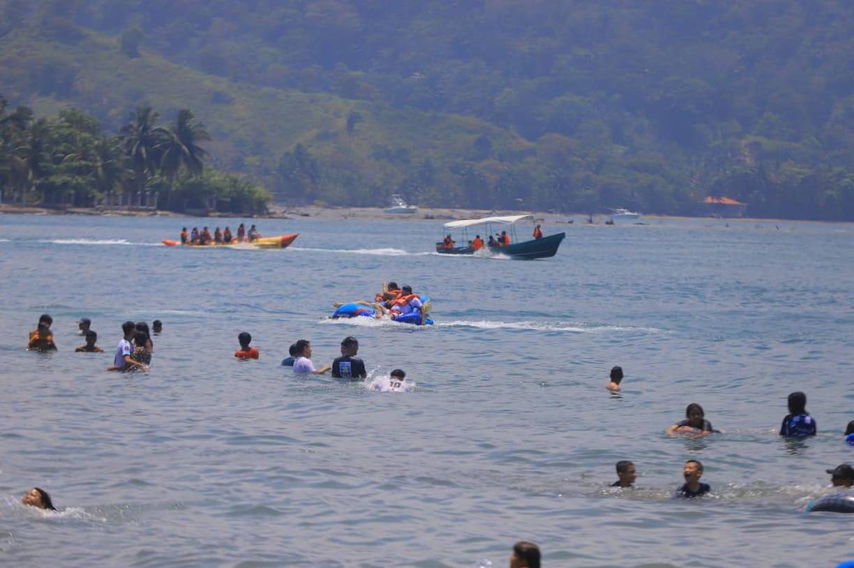 Niños y adultos disfrutan de la arena, paseos en lancha y la tradicional banana.