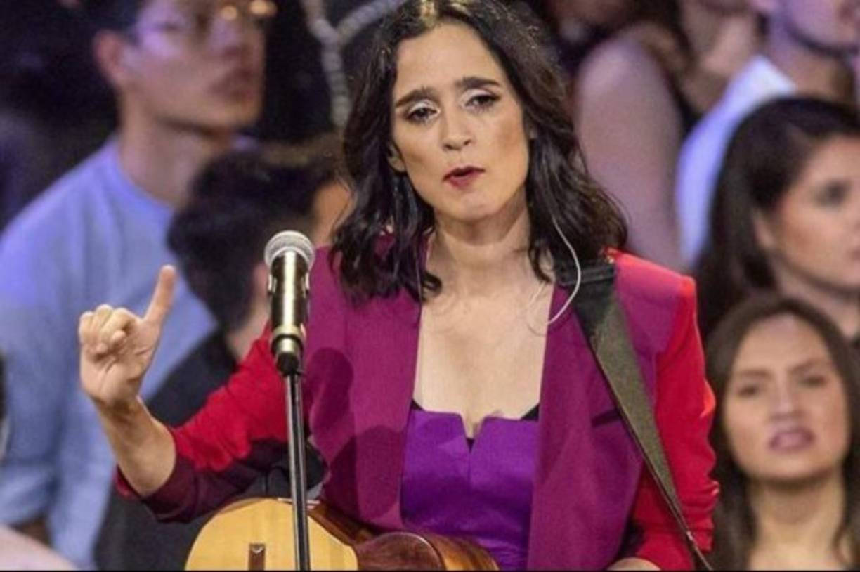 La cantautora mexicano-estadounidense, Julieta Venegas, se inspiró en las multitudinarias marchas de los colectivos feministas en México, que han tomado las calles para exigir un cese a la violencia de género y a los feminicidios, para escribir su nueva canción, 'Mujeres'.