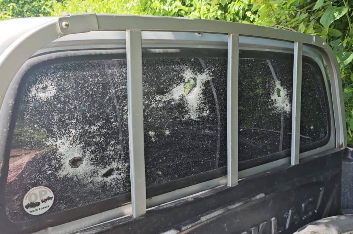 Varios sujetos que portaban armas de grueso calibre los interceptaron y tirotearon el automotor desde la parte trasera y frontal. 