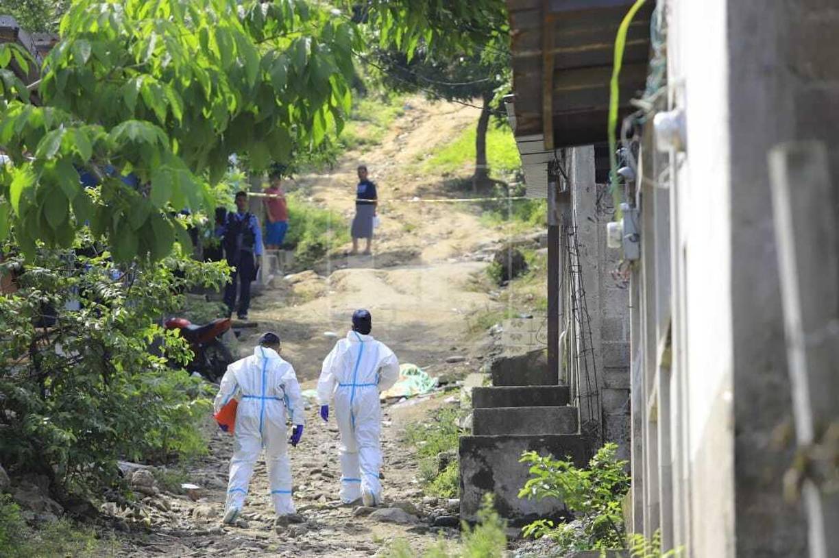 Vecinos del lugar informaron que los ahora occisos estaban departiendo en una casa y de repente llegaron varios individuos y los atacaron a balazos con armas de grueso calibre. Fotografía: La Prensa. 
