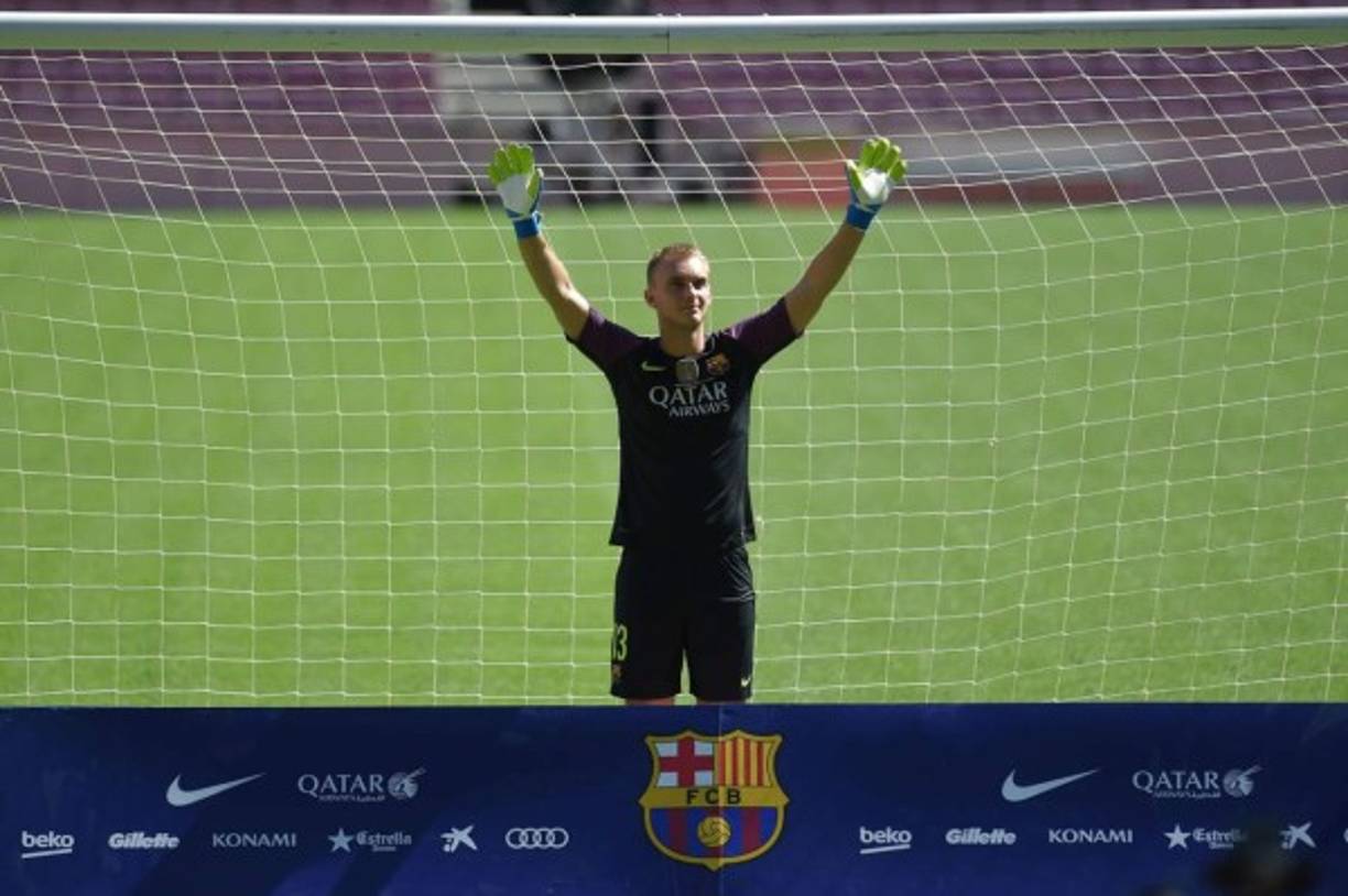 El FC Barcelona ha presentado al guardameta holandés Jasper Cillessen. Su precio ha sido 13 millones de euros.