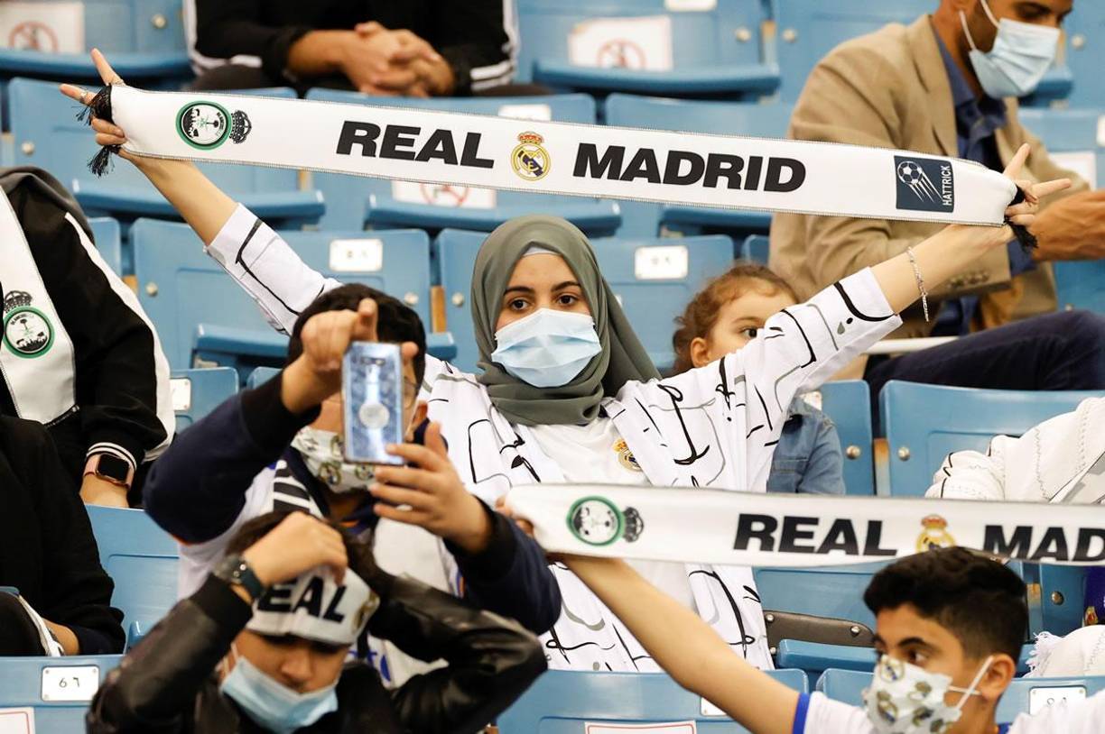 Aficionadas del Real Madrid en la grada del estadio Internacional Rey Fahd de Riad.