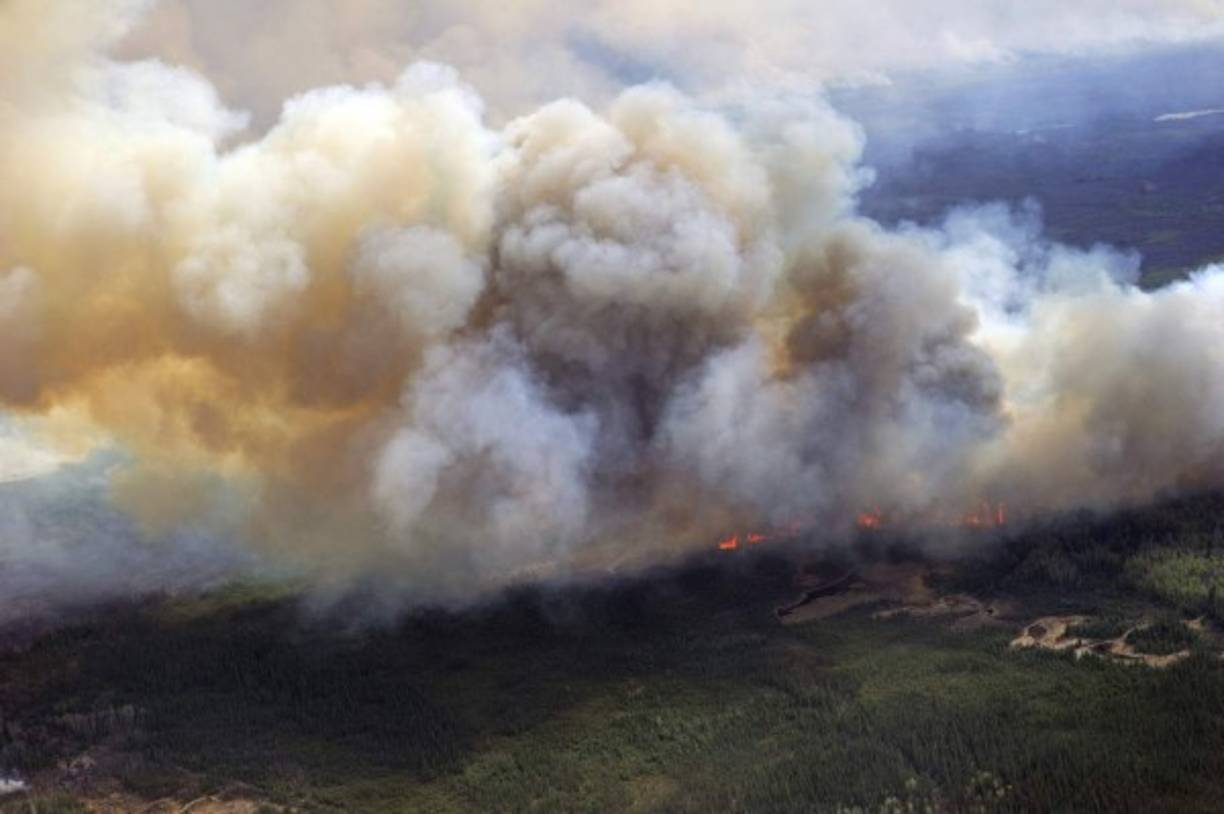 La principal esperanza por el momento es la llegada en las próximas horas de un frente frío, cargado de humedad, que permita a los bomberos empezar a controlar la situación sobre el terreno.
