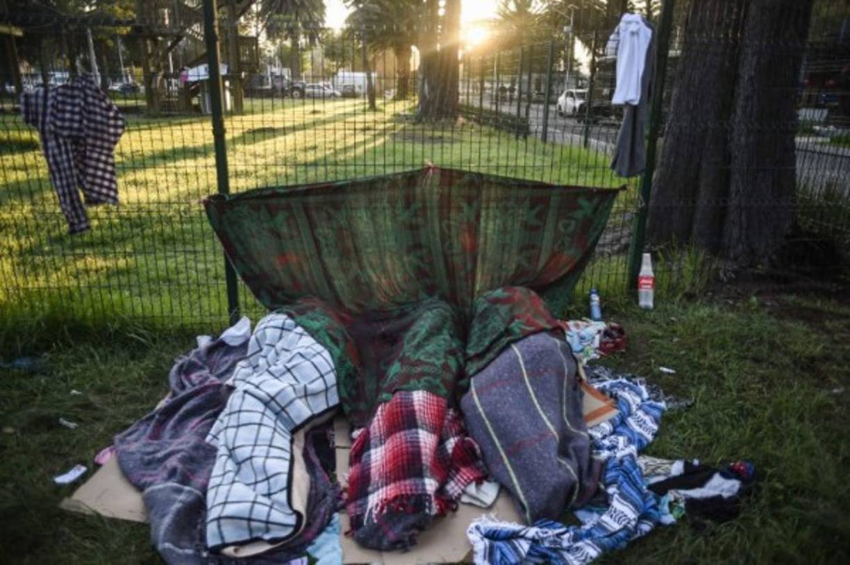 En contraste con el calor asfixiante que soportaron en el primer tramo de su ruta, Ciudad de México recibe a los migrantes con el viento helado característico del otoño a más de 2,200 metros sobre el nivel del mar.