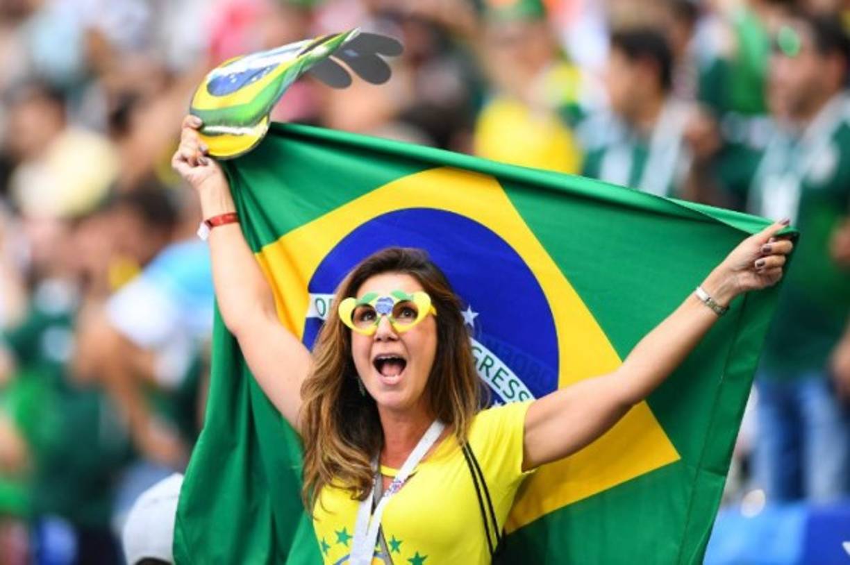 Las chicas brasileñas engalanaron las gradas del Samara Stadium. Foto AFP