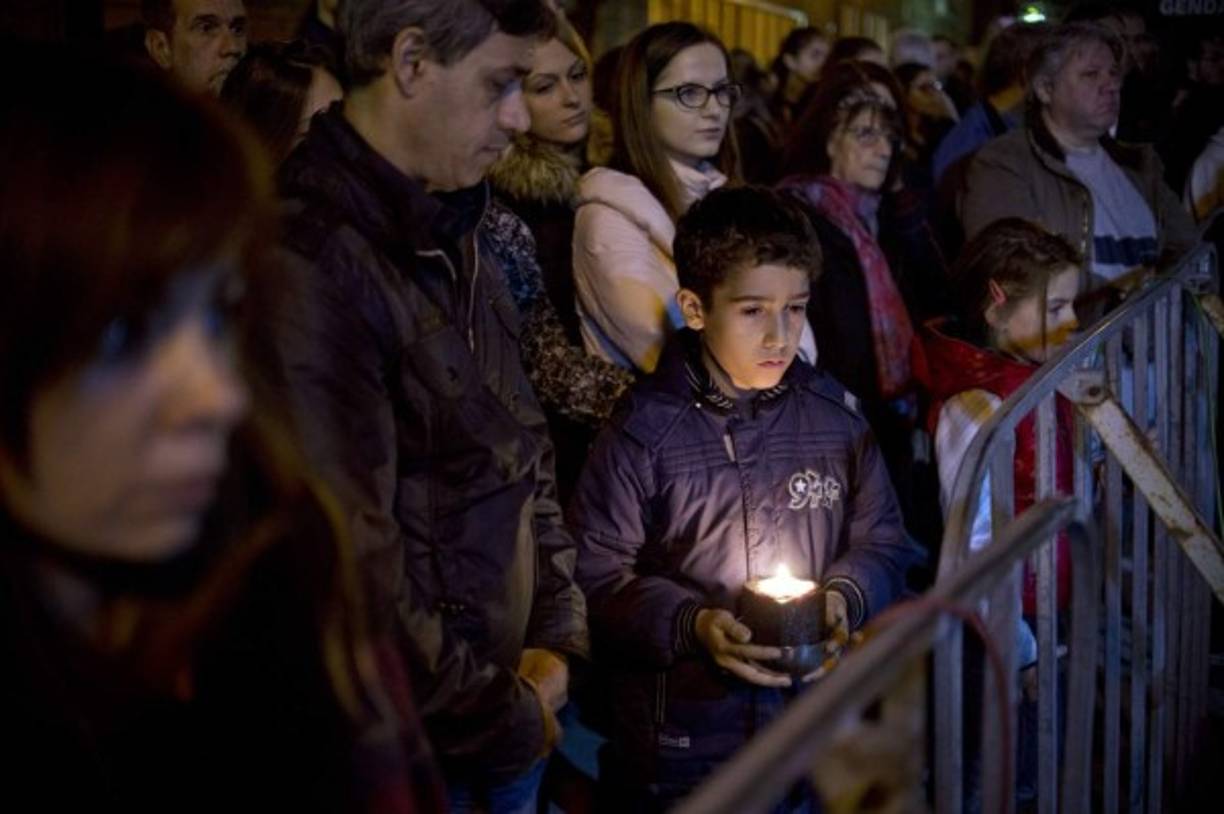 Hasta los niños guardaron un minuto de silencio en Bulgaria por las 129 víctimas que dejaron los atentados en París.
