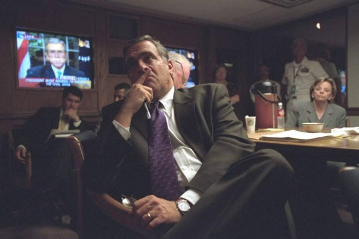 El director de la CIA, George Tenet, atiende una comparecencia en directo de Bush.