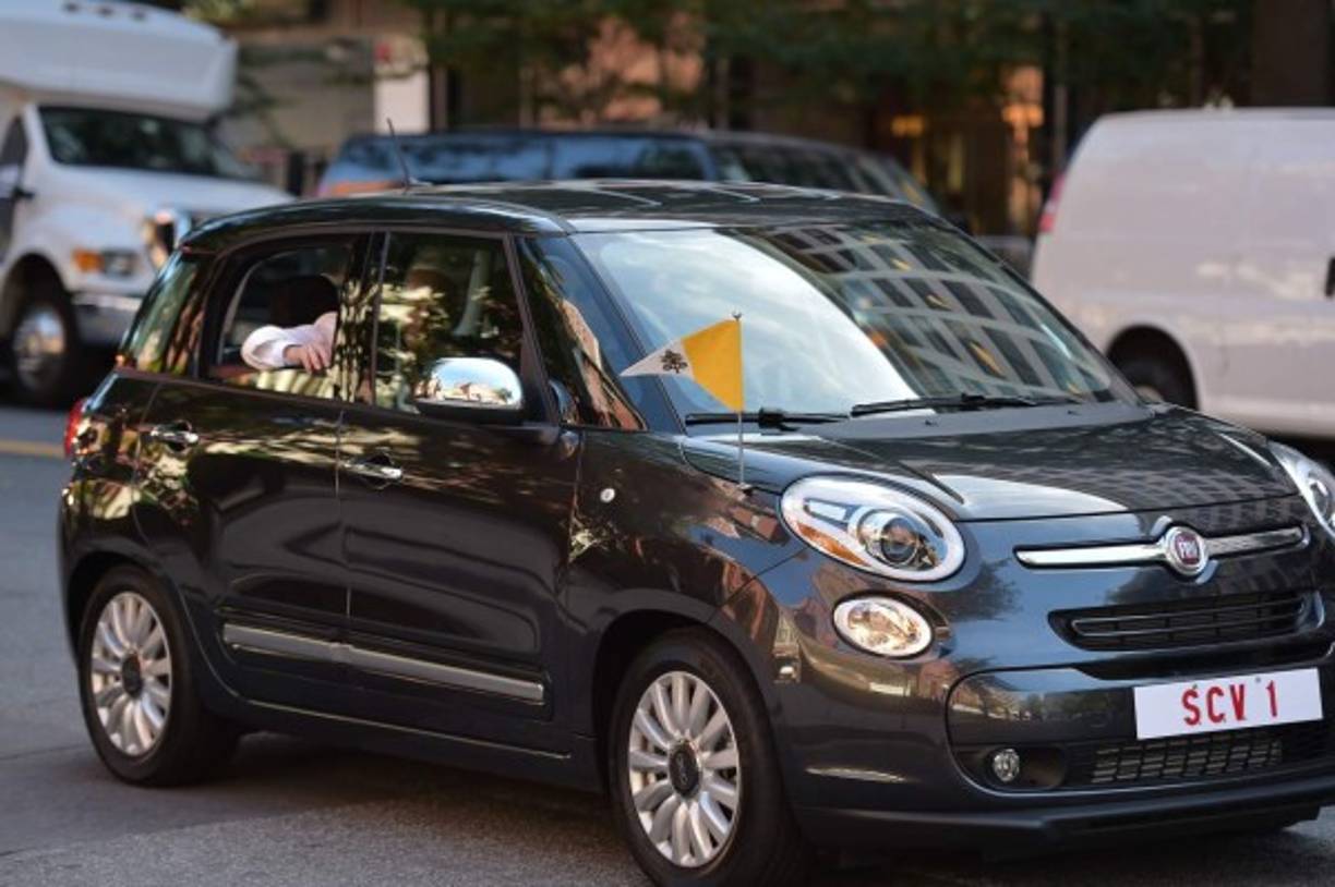 El minicarro de Francisco. El Papa eligió un Fiat 500 L para trasladarse en los Estados Unidos.